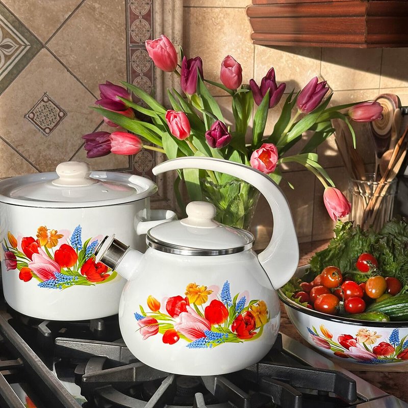 Enamel Kettle with Whistle 2.7 Qt (2.5 L) Stovetop Kettle with Ergonomic Handle, Enameled Steel Tea Pot for Stove Top, Vintage Kitchen Tea Kettle, Dishwasher and Induction Safe (Spring Bouquet)