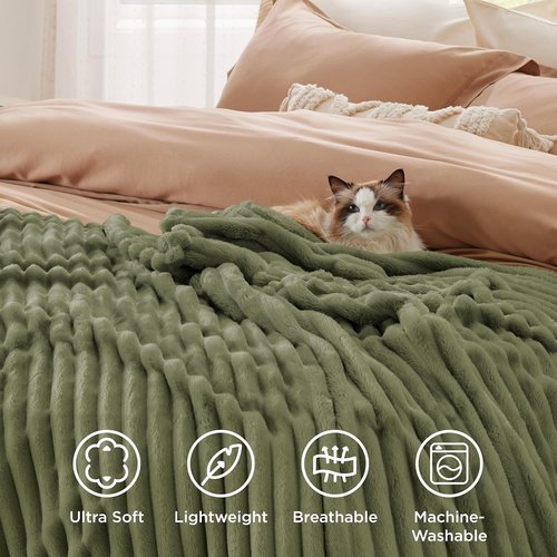 Bedsure GentleSoft Christmas Throw Blanket - Cozy Fleece Gift for Teens & Home Decor, Moss, 50x60 Inches