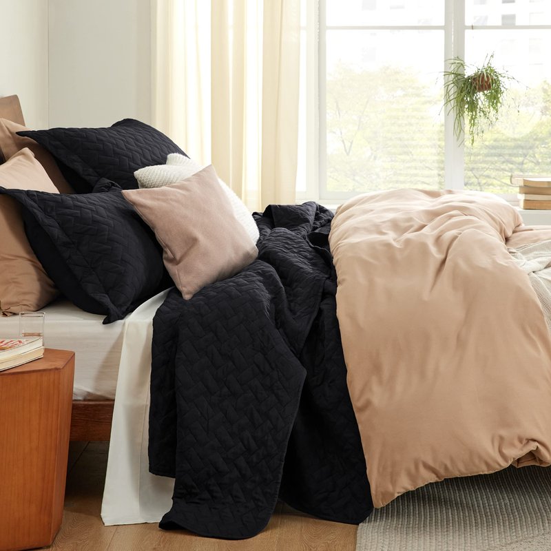 Bedsure Quilts King Size - Lightweight Bedspreads King Size with Basket Weave Pattern, Soft Quilt Bedding Set, Black Comforter Set Coverlet for All Seasons with 2 Pillow Shams (106" x 96")
