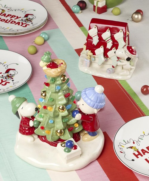 Lenox Snoopy's Christmas Decor Figurine - Festive Peanuts Holiday Decoration for Indoor Use