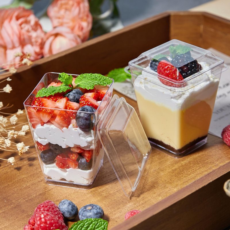 Zezzxu 100 Pack 5 oz Plastic Dessert Cups with Lids and Spoons, Banana Pudding Cups with Lids Mini Dessert Shooters for Party Individual Yogurt Parfait Jello Fruit Trifle