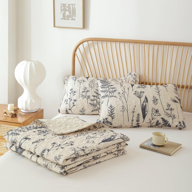 JANZAA Quilt King Size Beige Quilt Bed Spread Boho Quilt with Floral Pattern Microfiber Quilts Set 3 Pieces Lightweight Comforter Reversible Bedding Set,1Quilt 104x90 inches, 2 Pillowcases