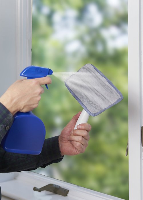 Unger SpeedClean Indoor Window Cleaner, Household Cleaning Supplies, Works with Glass and Natural Cleaners and Solutions, Attracts Dust and Dirt, Reusable Microfiber Pad