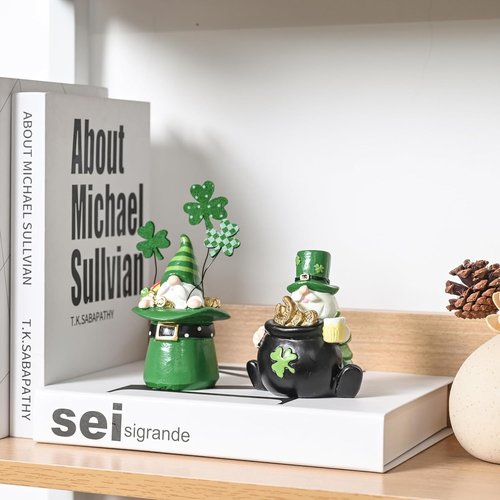 AOMOONOA St. Patrick’s Day Gnomes - 2Pcs Resin Leprechaun Figurines with Coins & Clover for Holiday Decor