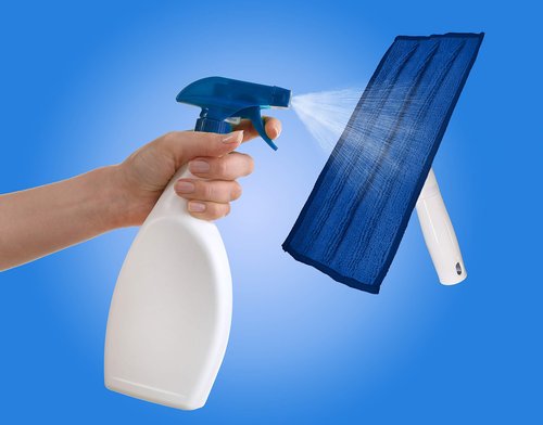 Unger SpeedClean Indoor Window Cleaner, Household Cleaning Supplies, Works with Glass and Natural Cleaners and Solutions, Attracts Dust and Dirt, Reusable Microfiber Pad