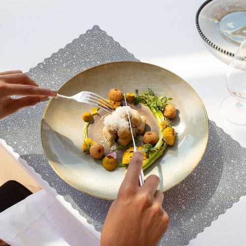 Stranthother 100PCS 10 * 14'' Matte Silver Paper Placemats Disposable Paper Placemats Doilies Rectangular Place Mats Bulk Table Chargers Birthday Wedding Holiday Banquet Party Table Decor