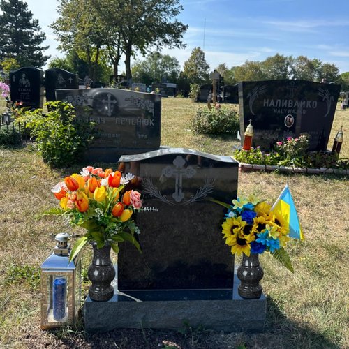 Cemetery Vase, Turned Round Granite Grave Vase Memorial Stone Vases with Draining Hole for Home Tabletop, Cemetery Flowers, Grave Headstone Decorations (1pc, Black)