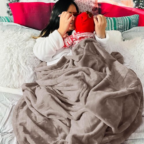 Bedsure GentleSoft Fleece Throw Blanket - Cozy Plush Mocha Brown Sofa Blanket, 50x60 Inches