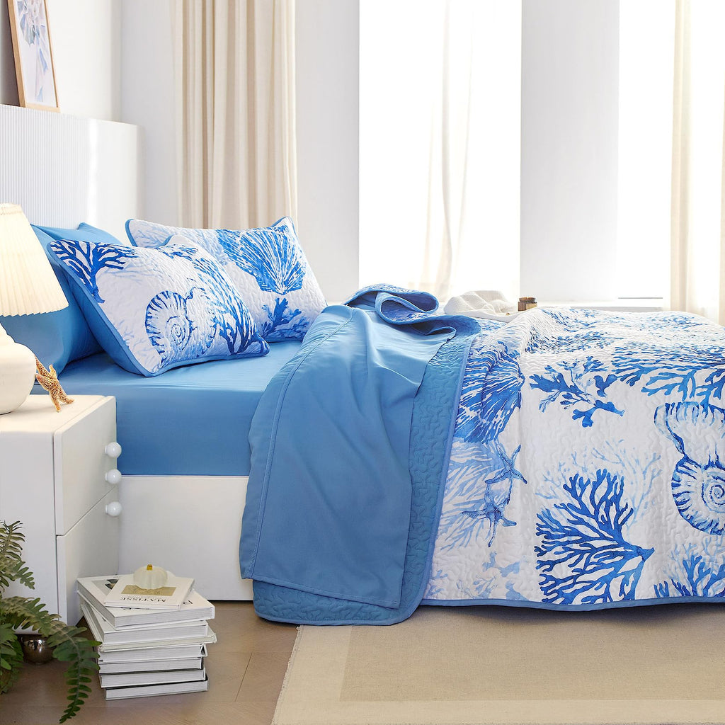 Wake In Cloud - Coastal Quilt Set, Nautical Ocean Beach Themed Tropical Summer Patterned, Reversible Lightweight Bedspread Coverlet, 3 Pieces, Blue White, King Size