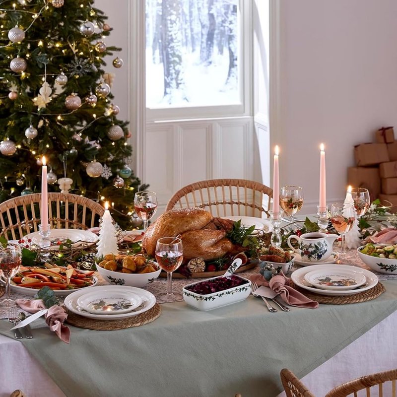Portmeirion Holly and Ivy 10-inch Christmas Dinner Plates (Set of 4) - Festive Tableware, Beautiful Holly Motif - Microwave, Dishwasher, Freezer, Oven Safe - Holiday Dining & Seasonal Entertaining