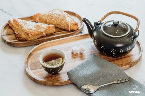 SPEShh Acacia Wooden Serving Trays Set of 2 - Rectangular Oval Shaped Wood Plates for Charcuterie Cheese Bread Fruit Vegetable Dip Sushi - Rustic Serving Platter Shallow Dishes -14x7 & 11x5.5 In.