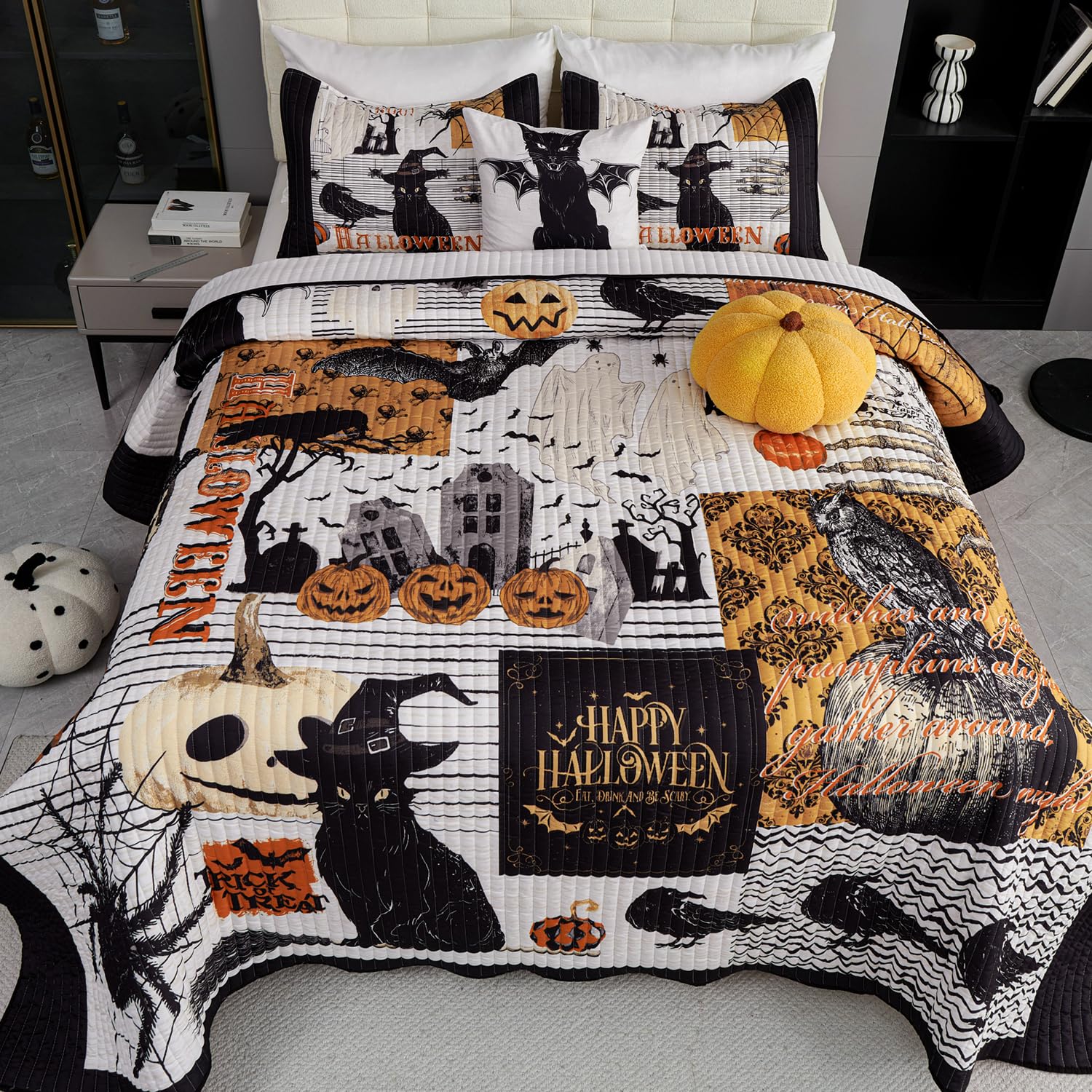 EVENHUG Halloween Theme King Size Quilt Bedding Set with 3 Pillow Shams Lightweight Soft Bedspread Coverlet Halloween Holiday Bed Cover for Bedroom Home Decoration (4 Pieces)