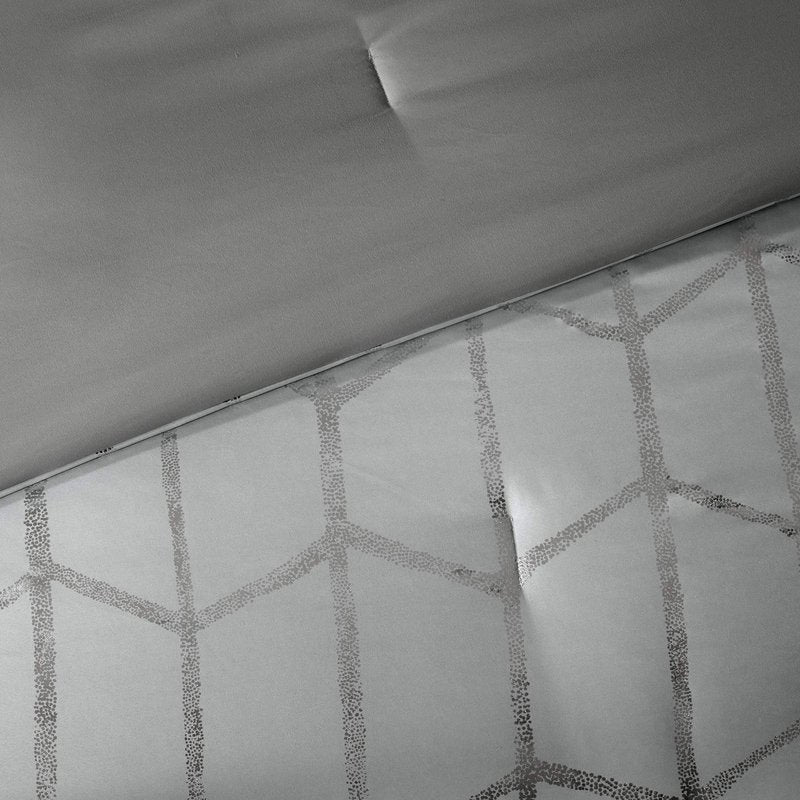 Intelligent Design Raina Full/Queen Comforter Set, Soft Microfiber, Modern Geometric Metallic Bed Set, 5 Pieces College Bedding with 2 Shams, 2 Toss Pillows Grey/Silver