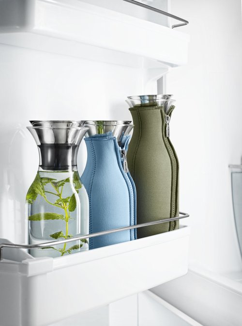 EVA SOLO | Fridge Carafe 1.4L | For Hot & Cold Drinks | 100% drip-free | Dishwasher-safe Borosilicate Glass | Stainless steel & Silicone Pouring Lip | Fits Most Refrigerator Doors | Danish Design
