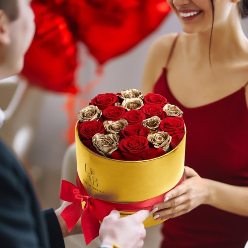 LUX BLOSSOM BOUTIQUE 17 Forever Roses in a Box - Luxury Red & Gold Roses, Gold Roses, Preserved Roses Gifts for Women, Forever Flowers Gifts for Wife, Roses for Delivery Prime (Gold Box)