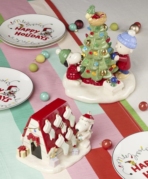 Lenox Snoopy's Christmas Decor Figurine - Festive Peanuts Holiday Decoration for Indoor Use
