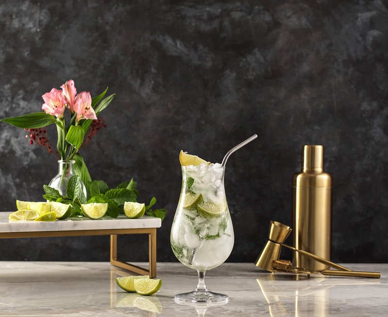 JoyJolt Terran Pina Colada Glasses - Premium Hurricane Cocktail Glasses Made in Europe - 21-Ounce l Crystal Drinking Set - Set of 4 Hurricane Glasses Cocktail Set, ideal for Refreshing Cocktails