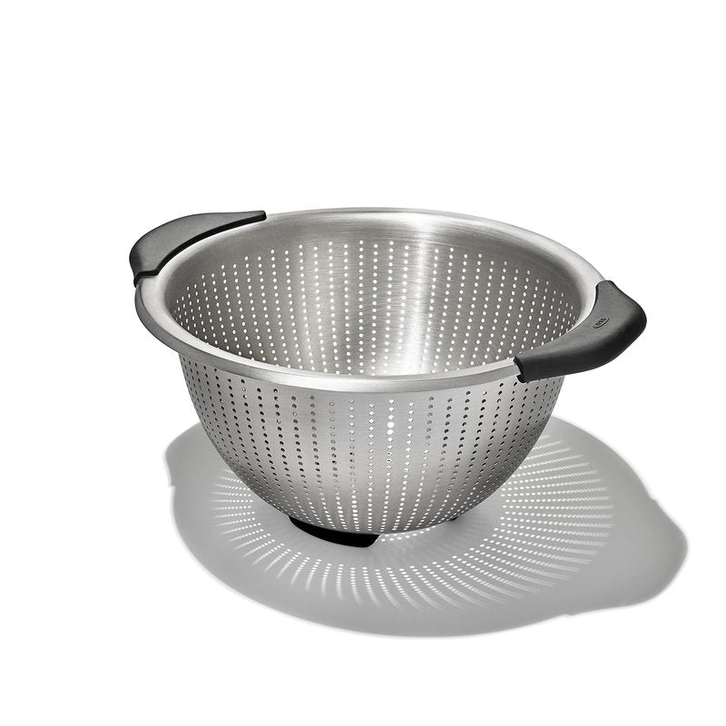 OXO Good Grips Stainless Steel 5 qt./ 4.7 L Colander and OXO Good Grips 2-Piece Plastic Cutting Board Set (Pack of 1),Clear