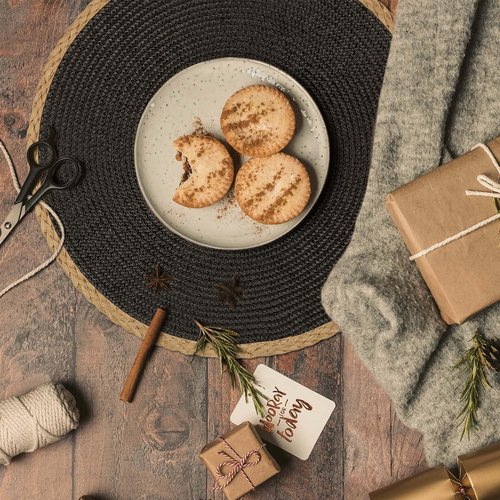 Noctiflorous Round Placemats Set of 8, 15 Inch Braided Hand Woven Table Mats, Heat Resistant Non-Slip Wipeable Thin Edge Place Mats for Kitchen Dining Indoor Outdoor Use(Black, 8)