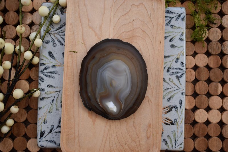 Nature's Decorations Natural Agate Stone Coasters - Set of 4 Polished Geode Drink Mats for Dining & Coffee Table & Kitchen Decor No Dye 3.5-4" Diameter
