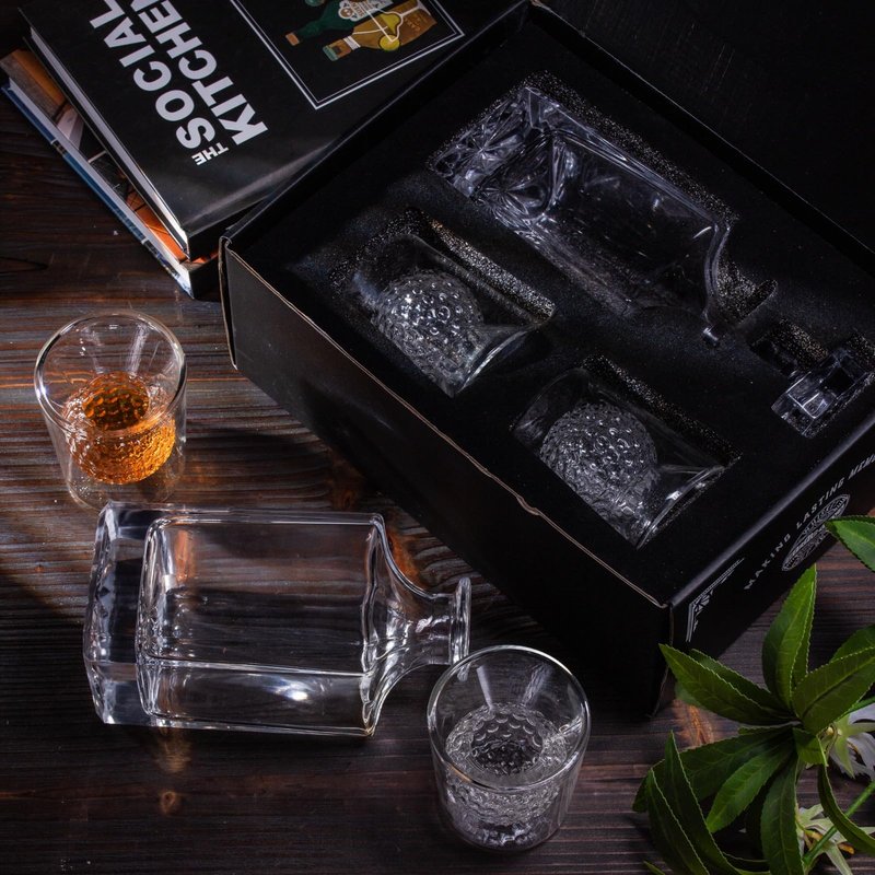 Golf Whiskey Gift Set | Crystal Decenter with 2 Double Wall Crystal Clear Glasses|Perfect Golf Gift Set | 700ml Decanter with two 5oz Golf themed Whiskey Cups
