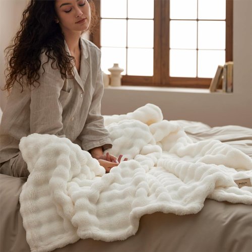 Bedsure 3D Fleece Bubble Blanket - GentleSoft White Spring Throw for Sofa | Cozy Lightweight 50"×60" Gift