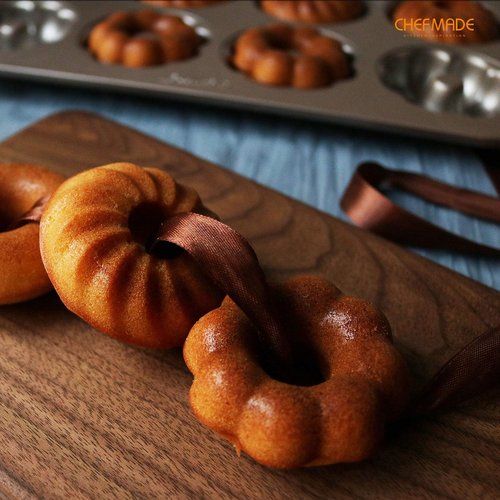CHEFMADE Donut Mold Cake Pan, 6-Cavity Non-Stick Pattern Doughnut Bakeware for Oven Baking (Champagne Gold)