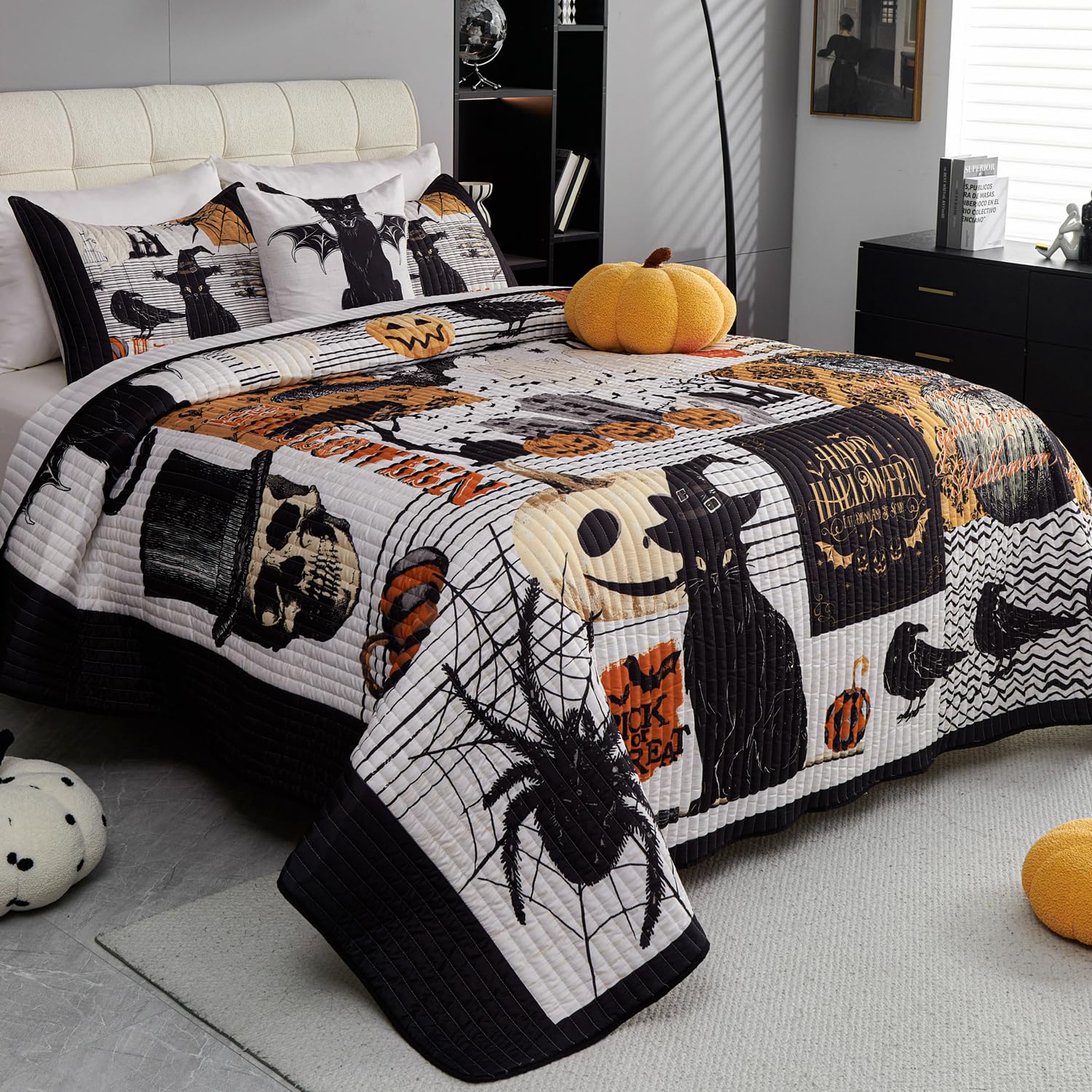 EVENHUG Halloween Theme King Size Quilt Bedding Set with 3 Pillow Shams Lightweight Soft Bedspread Coverlet Halloween Holiday Bed Cover for Bedroom Home Decoration (4 Pieces)
