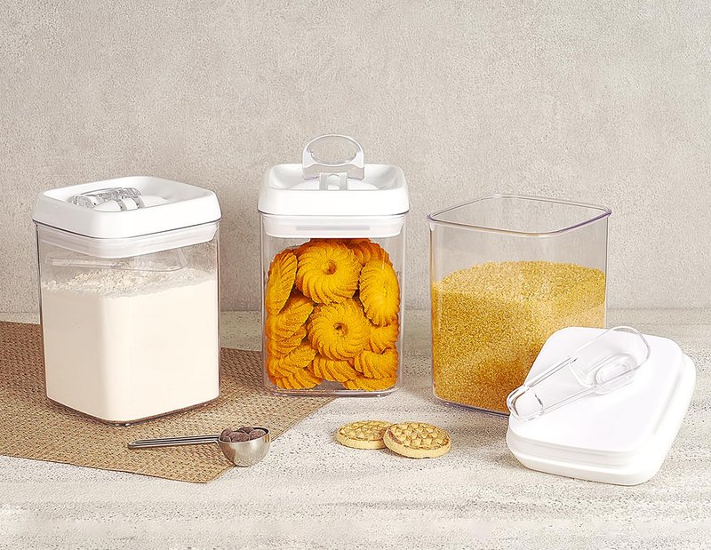 Felli Flip Tite Storage Container with Built-In Spoon & Airtight Lid 5” Large-M Ring Flip Top, Stackable Acrylic Canister for Sugar Flour Powder, Kitchen Pantry Organizer (1.8qt), 2 spoons