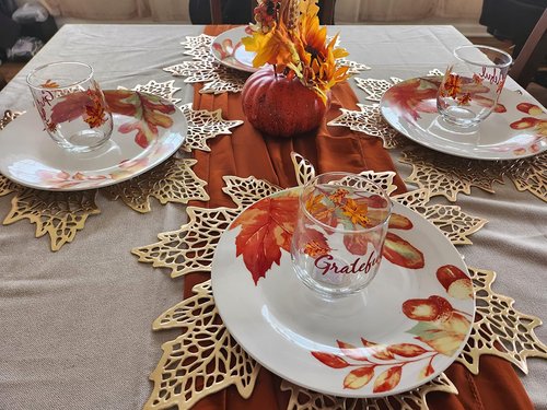 Snowkingdom 6 Pcs Fall Thanksgiving Maple Leaf Placemats, 17"X16" Gold Round Vinyl Table Mats Pressed Metallic Hollow Out Place mats for Autumn Harvest Holiday Party Centerpiece Dining Table