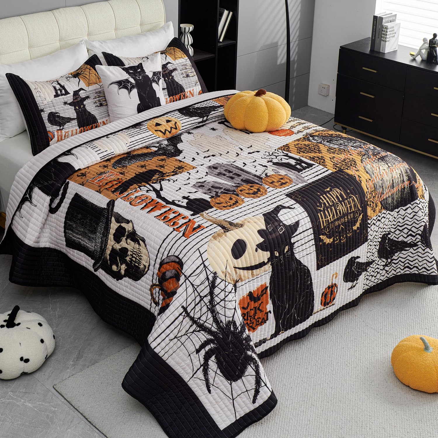EVENHUG Halloween Theme King Size Quilt Bedding Set with 3 Pillow Shams Lightweight Soft Bedspread Coverlet Halloween Holiday Bed Cover for Bedroom Home Decoration (4 Pieces)