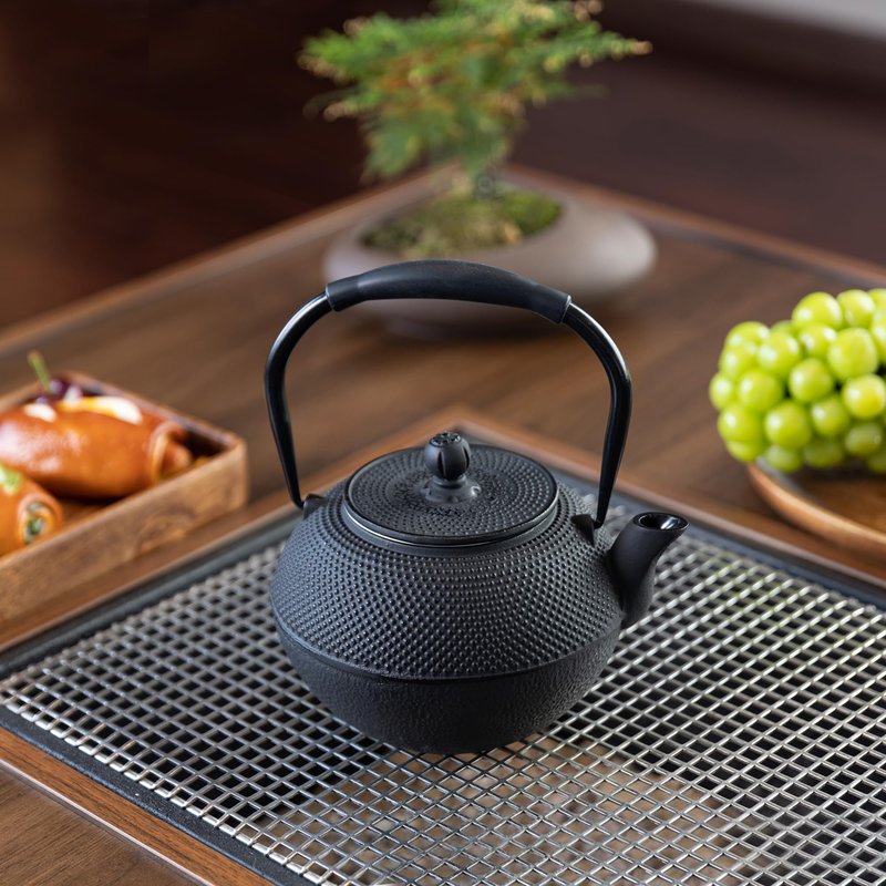 GUANGHEIRON Cast iron Teapot, Tea Kettle for Stovetop Safe with Stainless Steel Infuser, Japanese Hand-made Tea Pot Coated with Enameled Interior for 42oz, 1200ml Black