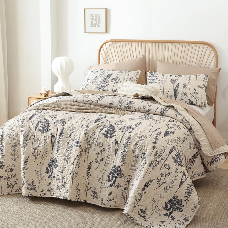 JANZAA Quilt King Size Beige Quilt Bed Spread Boho Quilt with Floral Pattern Microfiber Quilts Set 3 Pieces Lightweight Comforter Reversible Bedding Set,1Quilt 104x90 inches, 2 Pillowcases
