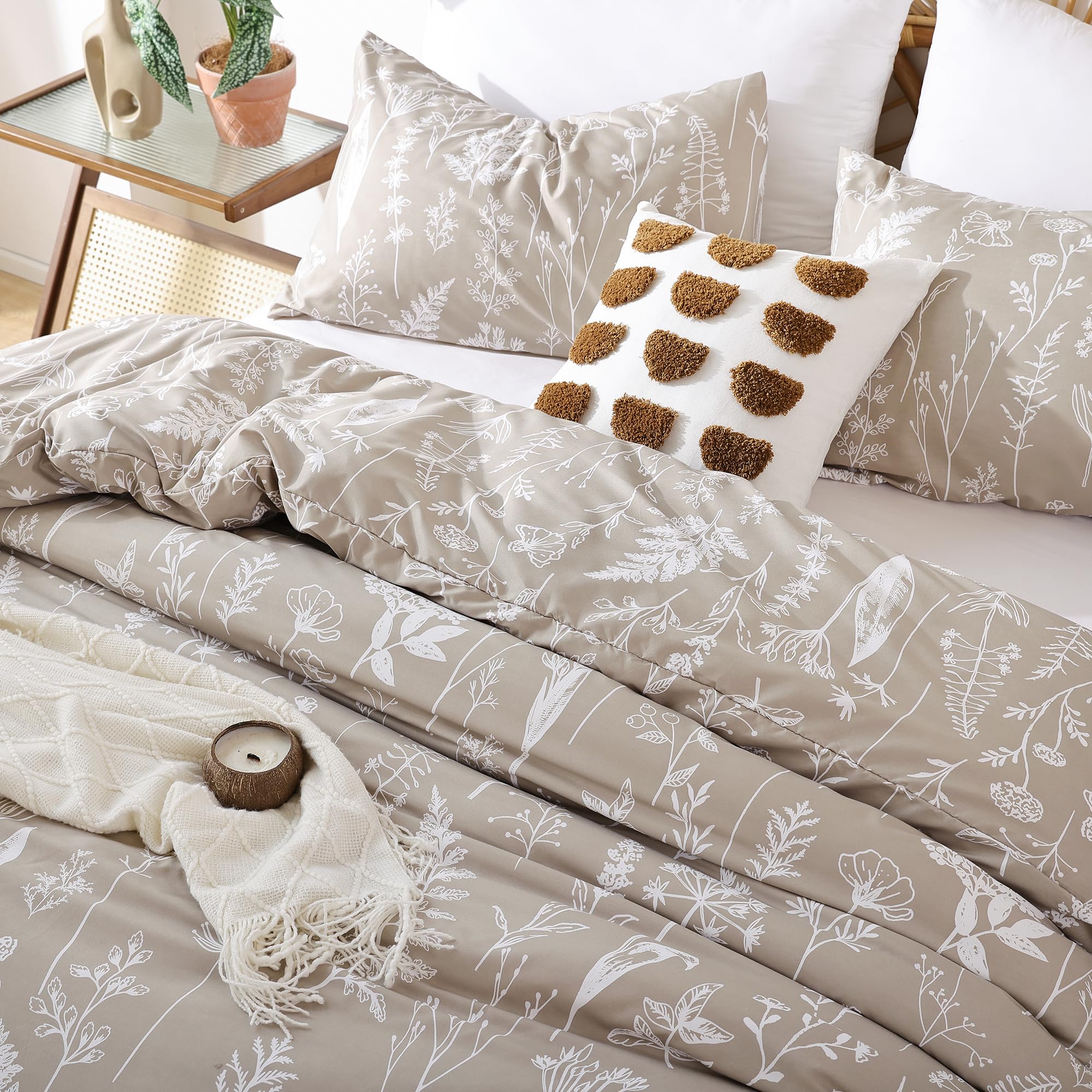 JANZAA Duvet Cover King Oatmeal Boho Duvet Cover with White Floral Patterns Botanical Bedding Soft Microfiber Bed Cover with Zipper Closure 4 Ties (2 Pillow Cases)