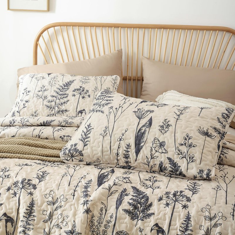 JANZAA Quilt King Size Beige Quilt Bed Spread Boho Quilt with Floral Pattern Microfiber Quilts Set 3 Pieces Lightweight Comforter Reversible Bedding Set,1Quilt 104x90 inches, 2 Pillowcases