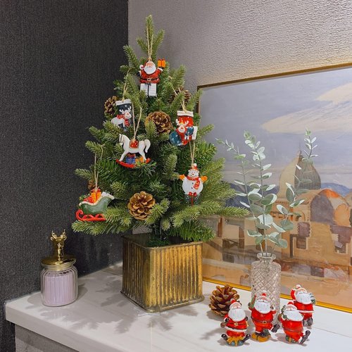 Crafjie Mini Christmas Santa Claus Figurines - 4PCS Resin Ornaments for Festive Decor