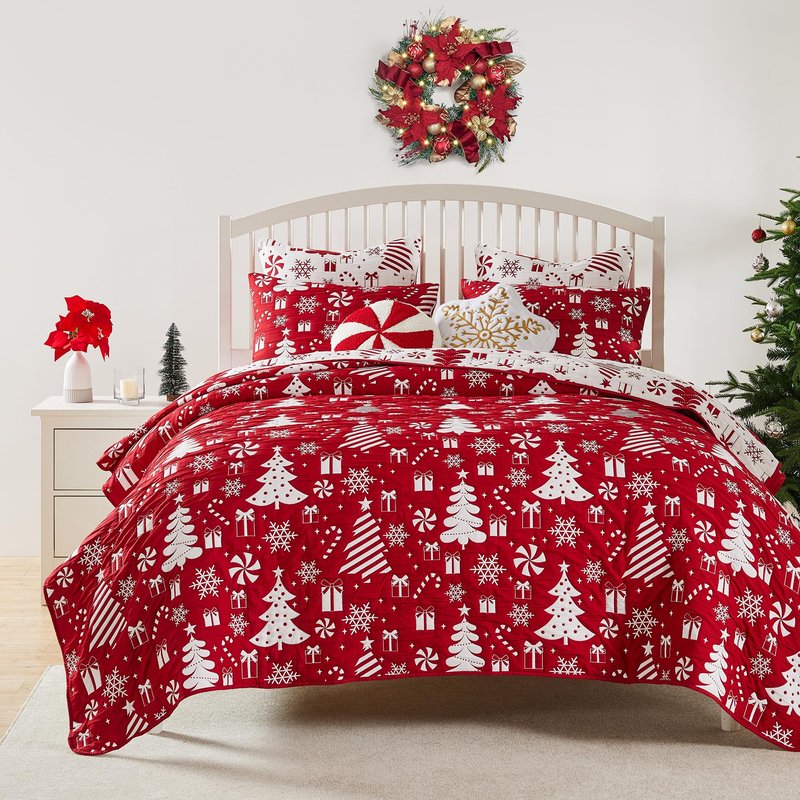 Greenland Home Novelty Holiday Reversible Matelassé Coverlet Set, 3-Piece King/Cal King, Peppermint Party