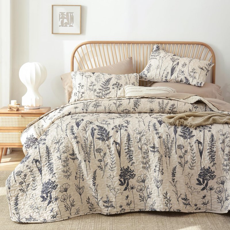 JANZAA Quilt King Size Beige Quilt Bed Spread Boho Quilt with Floral Pattern Microfiber Quilts Set 3 Pieces Lightweight Comforter Reversible Bedding Set,1Quilt 104x90 inches, 2 Pillowcases