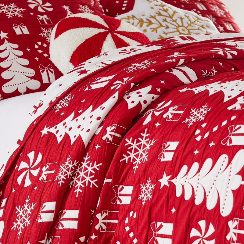Greenland Home Novelty Holiday Reversible Matelassé Coverlet Set, 3-Piece King/Cal King, Peppermint Party