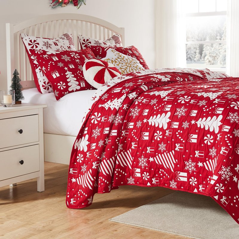 Greenland Home Novelty Holiday Reversible Matelassé Coverlet Set, 3-Piece King/Cal King, Peppermint Party