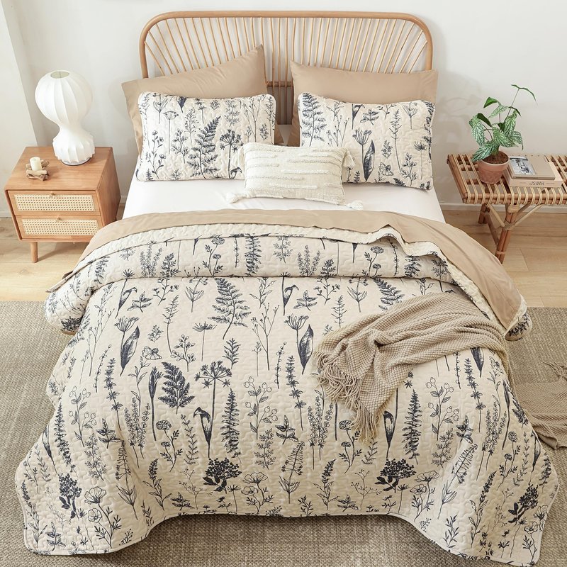JANZAA Quilt King Size Beige Quilt Bed Spread Boho Quilt with Floral Pattern Microfiber Quilts Set 3 Pieces Lightweight Comforter Reversible Bedding Set,1Quilt 104x90 inches, 2 Pillowcases