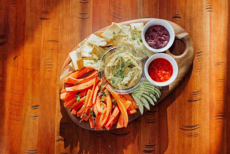 Picnic TIME Pebble Acacia Charcuterie Board 15" x 10", Wood Serving Platter for Food Display, Serving Tray for Party, Cutting Board with Cutout Design, Multi-Purpose Food Tray, (Natural Acacia)