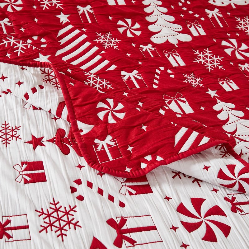Greenland Home Novelty Holiday Reversible Matelassé Coverlet Set, 3-Piece King/Cal King, Peppermint Party