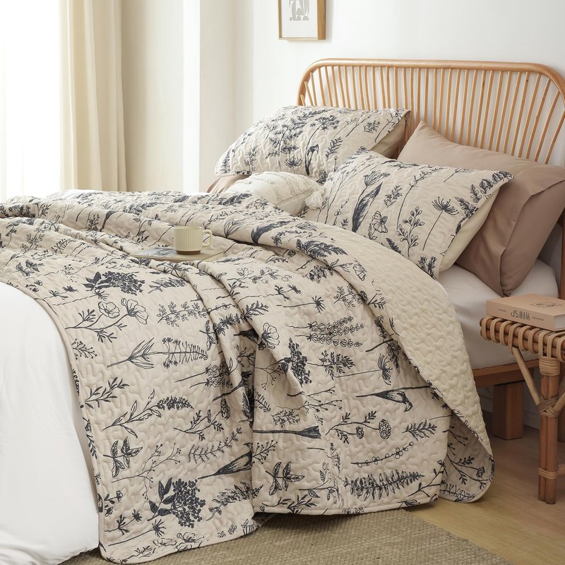 JANZAA Quilt King Size Beige Quilt Bed Spread Boho Quilt with Floral Pattern Microfiber Quilts Set 3 Pieces Lightweight Comforter Reversible Bedding Set,1Quilt 104x90 inches, 2 Pillowcases
