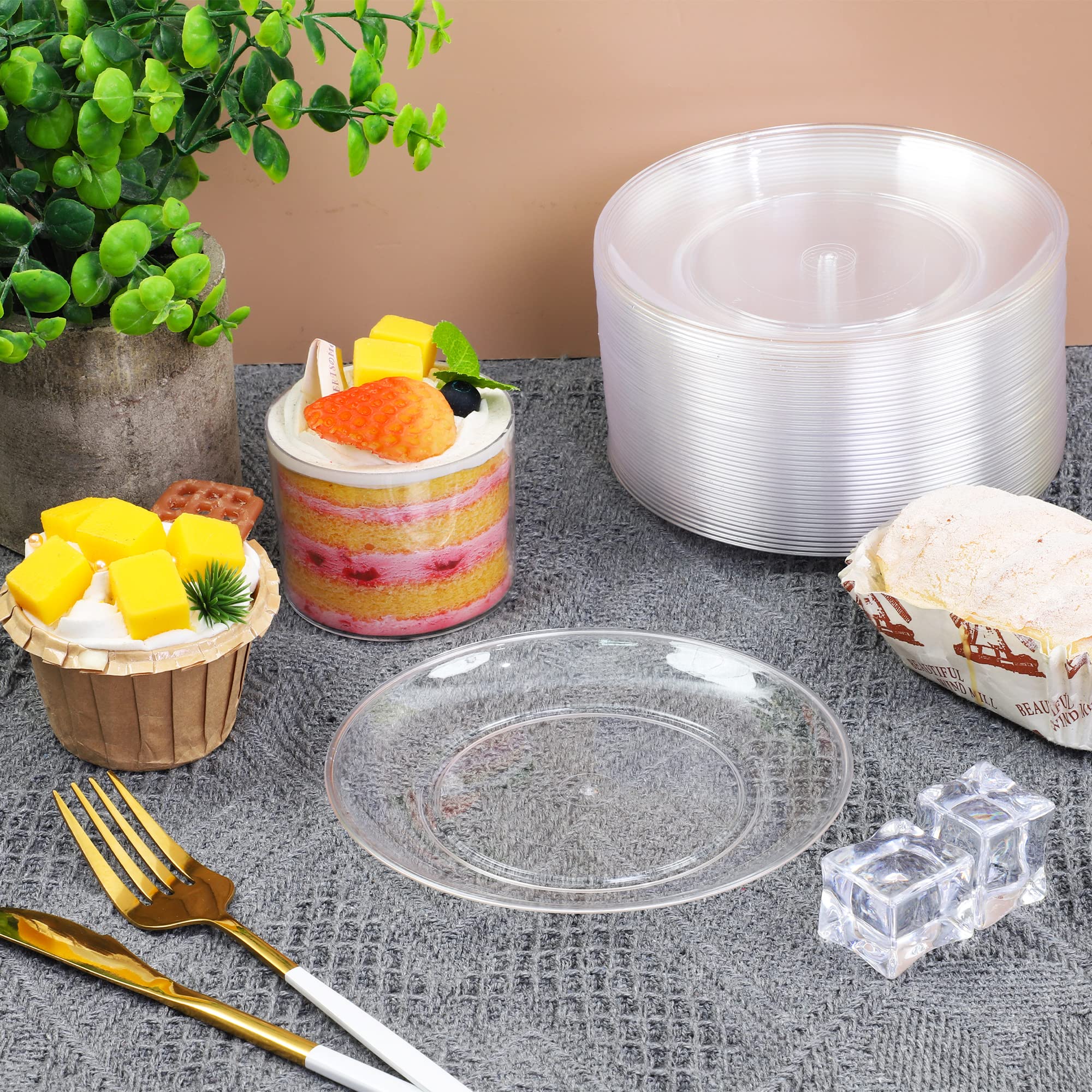 Breroa 300 Pieces Plastic Plate 5.5 Inch Small Round Heavy Duty Disposable Appetizer Plate Clear Cake Plates Dessert Plates for Wedding BBQ Picnic Camping Events Party Supplies ﻿