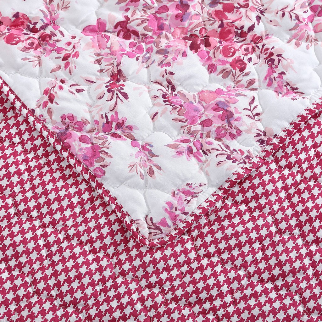Betsey Johnson - Quilt Set, Reversible Brushed Microfiber Bedding with Matching Shams, Diamond Stitched Bedroom Decor (Floral Vineyard Pink, King)