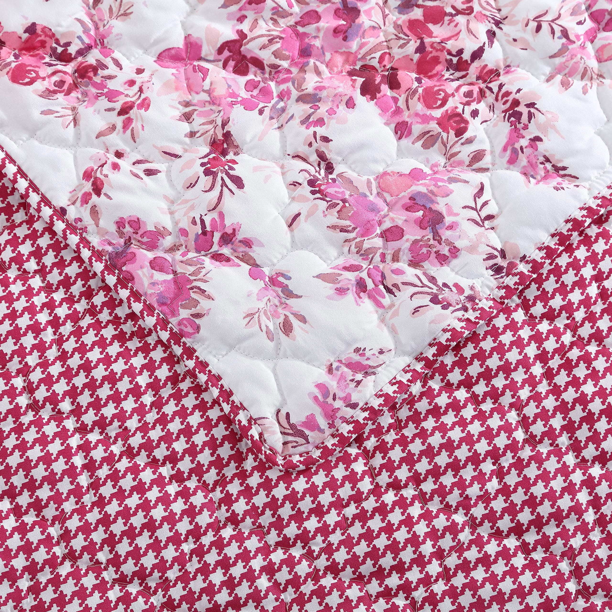 Betsey Johnson - Quilt Set, Reversible Brushed Microfiber Bedding with Matching Shams, Diamond Stitched Bedroom Decor (Floral Vineyard Pink, King)